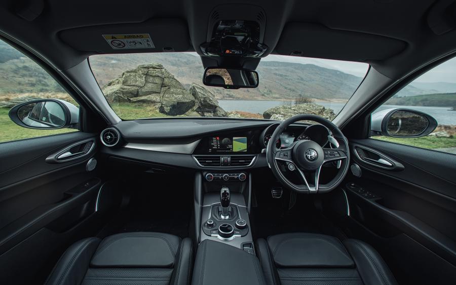 Торпедо Alfa Romeo Giulia Q2 (952) 2016 года  (UK) (фото 3 из 43)